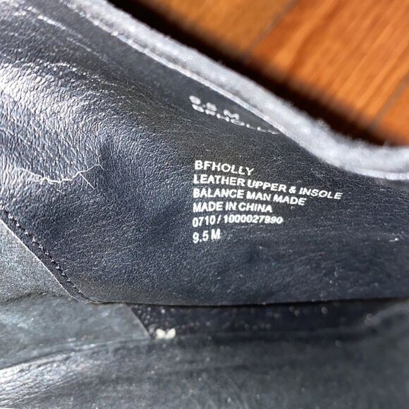 Size 9.5 B .Makowsky Leather upper and sole botties. - Picture 6 of 6